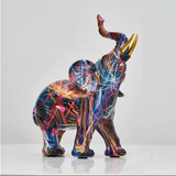 Escultura artística de elefante con diseño de graffiti
